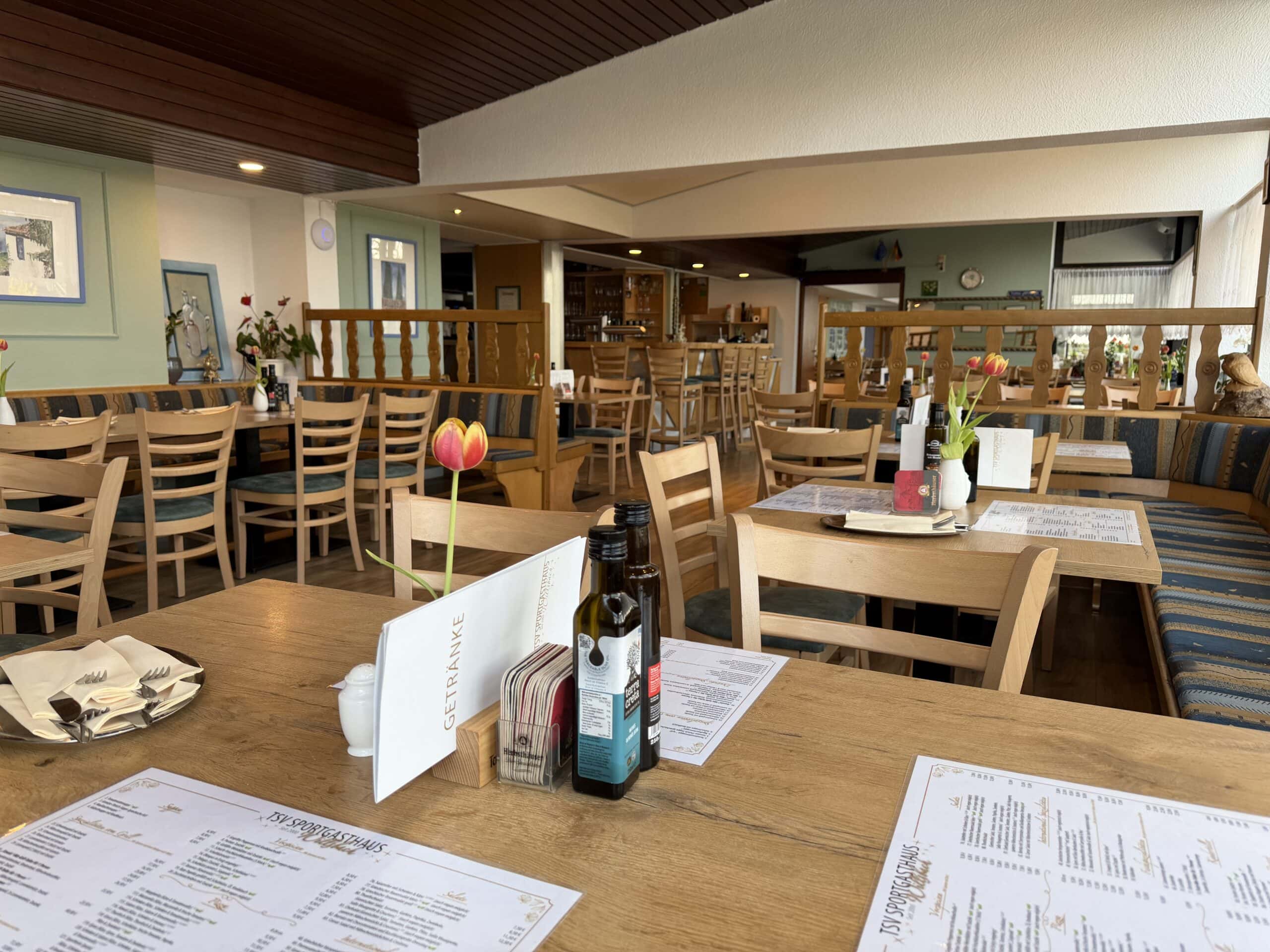 Gedeckter Tisch Reben & Oliven